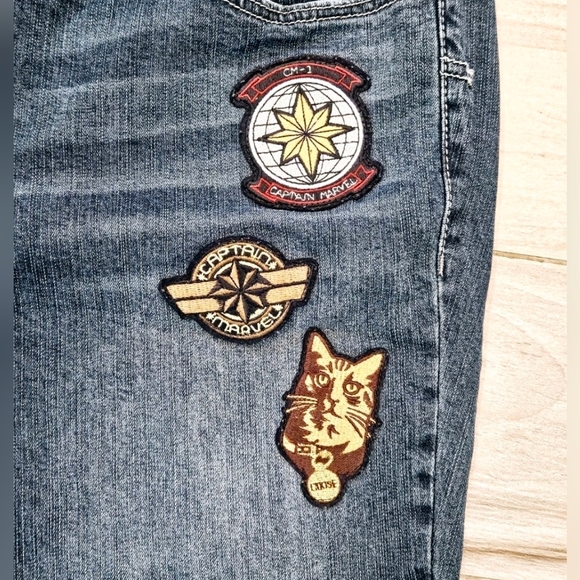 Captain Marvel Her Universe Jeans Size 16 Embroidered Patch Skinny Denim - Picture 4 of 12
